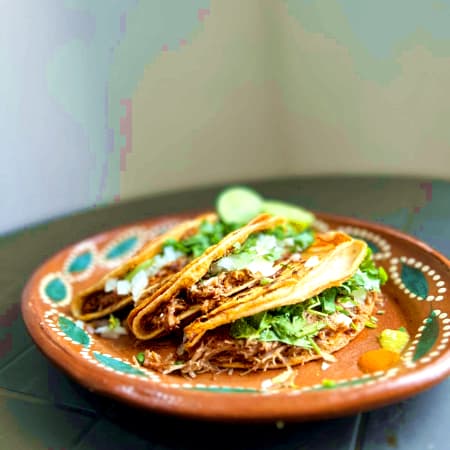 Taco Dorado de Birria con Queso