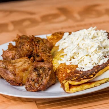 Cachapa con Queso Fresco y Cochino Frito
