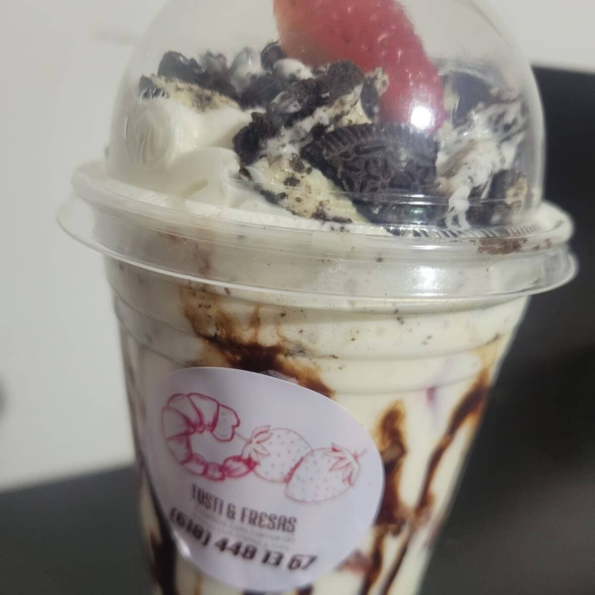 FRESAS CON CREMA Y OREO VASO 16 OZ