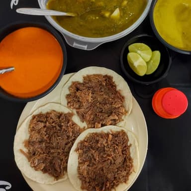 4 Tacos de Barbacoa de Maíz + Agua Fresca