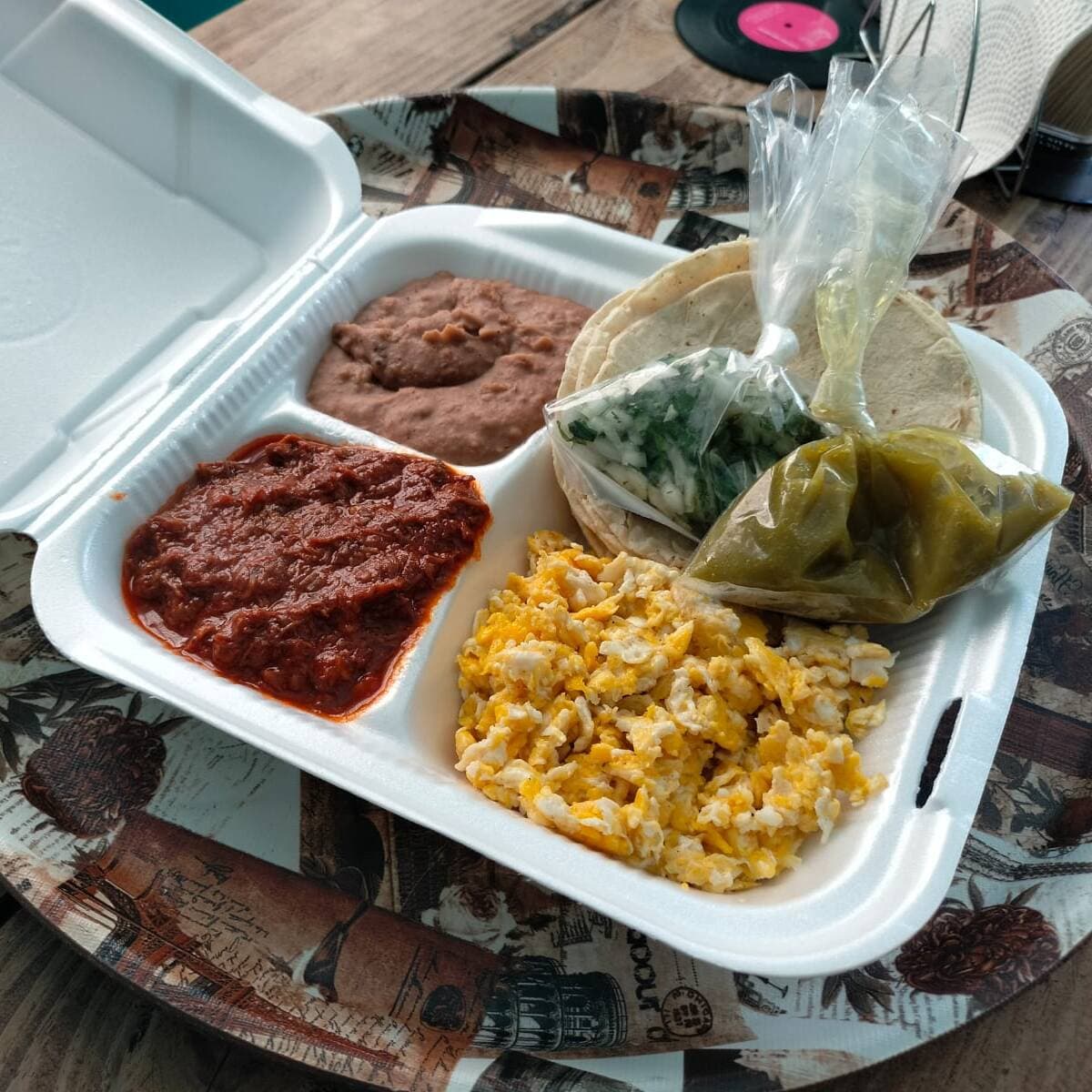 Desayuno Huevos Revueltos y Birria