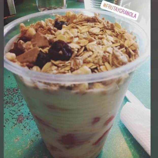 Fruta con Yogurt y Granola 16 Oz