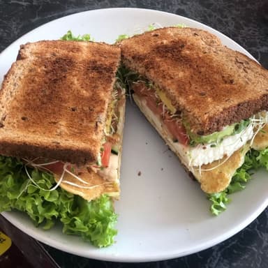 Sandwich de huevo con queso panela + chocolate 8oz