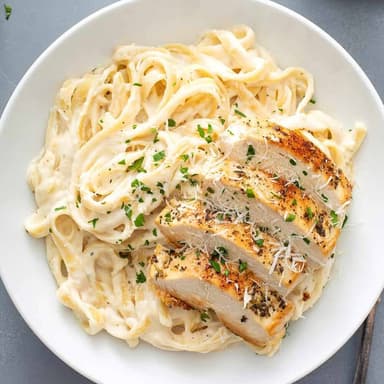 Fetuccine Alfredo con Pollo