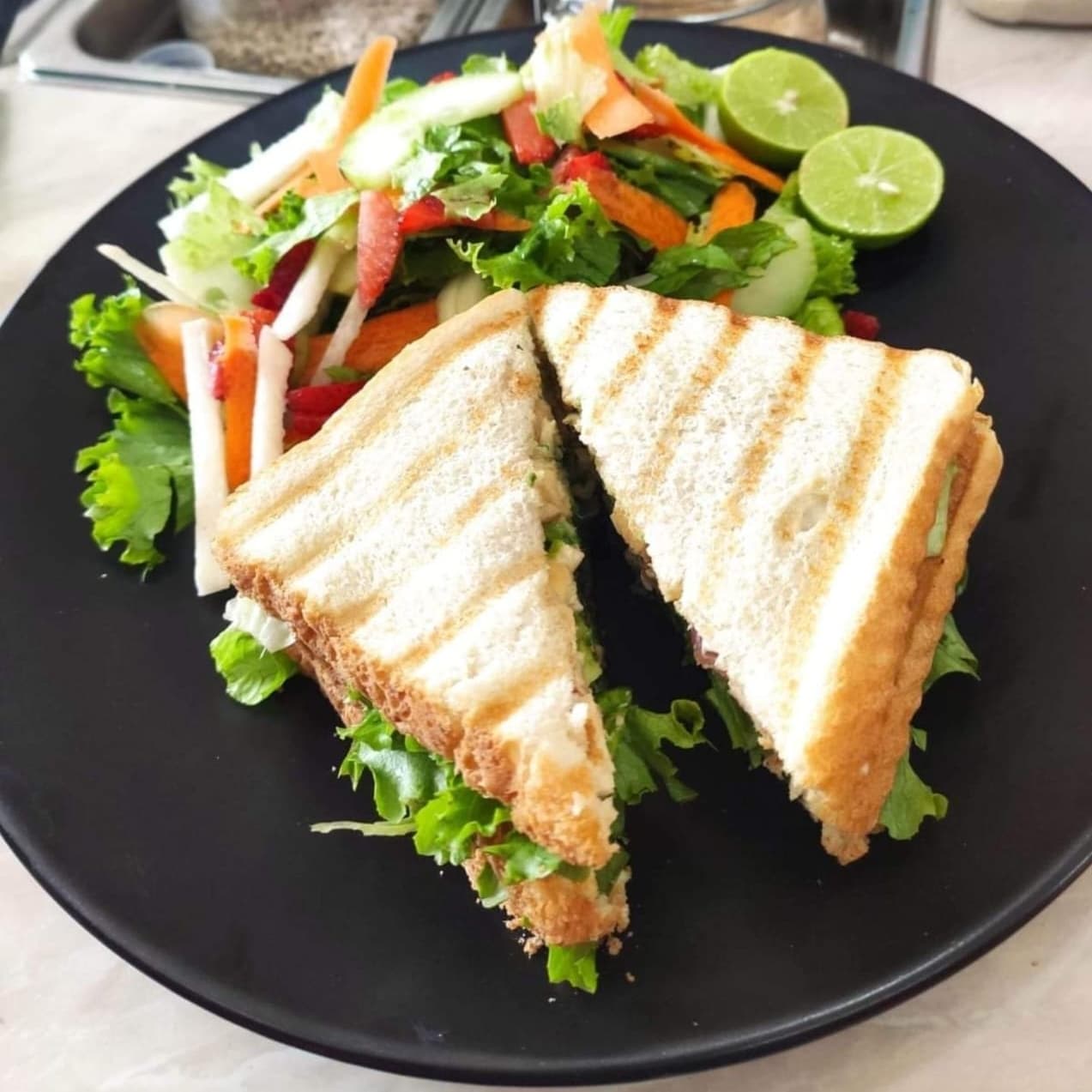 Club Sandwich de Pollo Con Ensalada