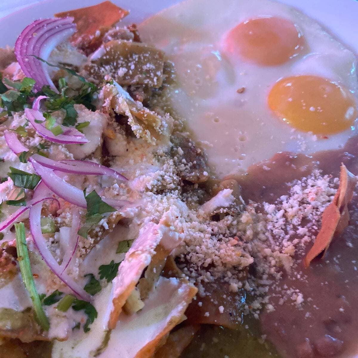 Chilaquiles con Huevos Estrellados