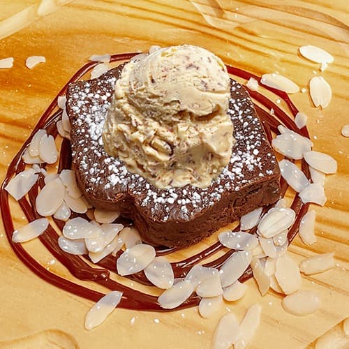 Brownie Beso almendras y helado