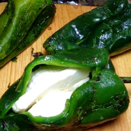10 - CHILES RELLENOS DE  QUESO CAPEADOS