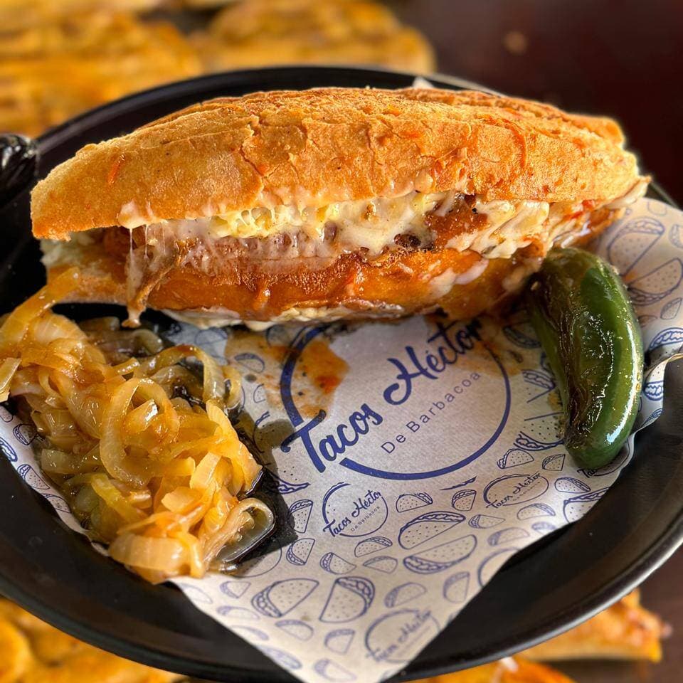 Lonche de Barbacoa con Queso Gratinado
