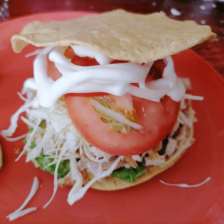 Tostada de Adobada Queso y Aguacate
