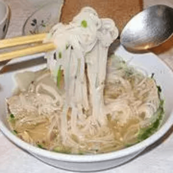 Sopa de Pollo con Fideos Chinos