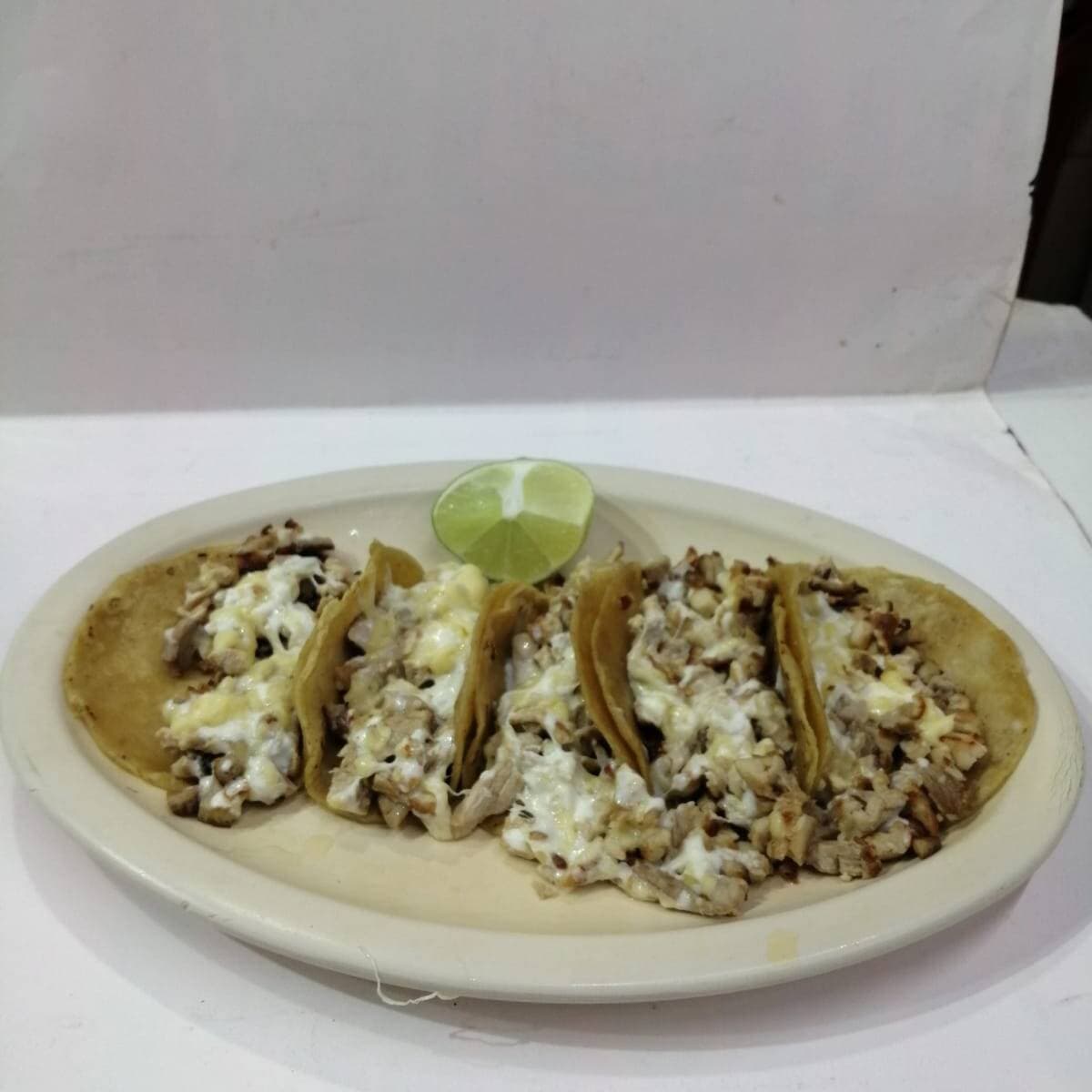 Orden de tacos orientales con queso