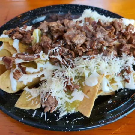 Orden de Chilaquiles con Asada y Salchicha