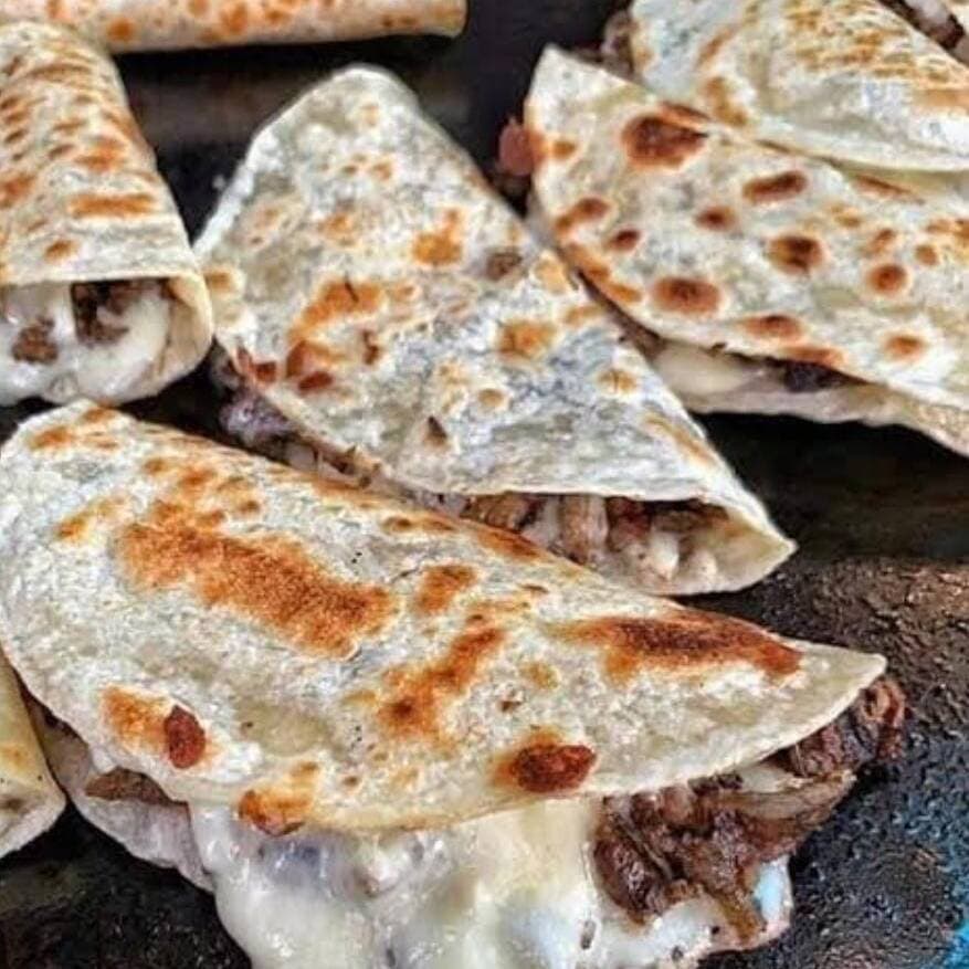 QUESADILLA CON TOP SIRLOIN