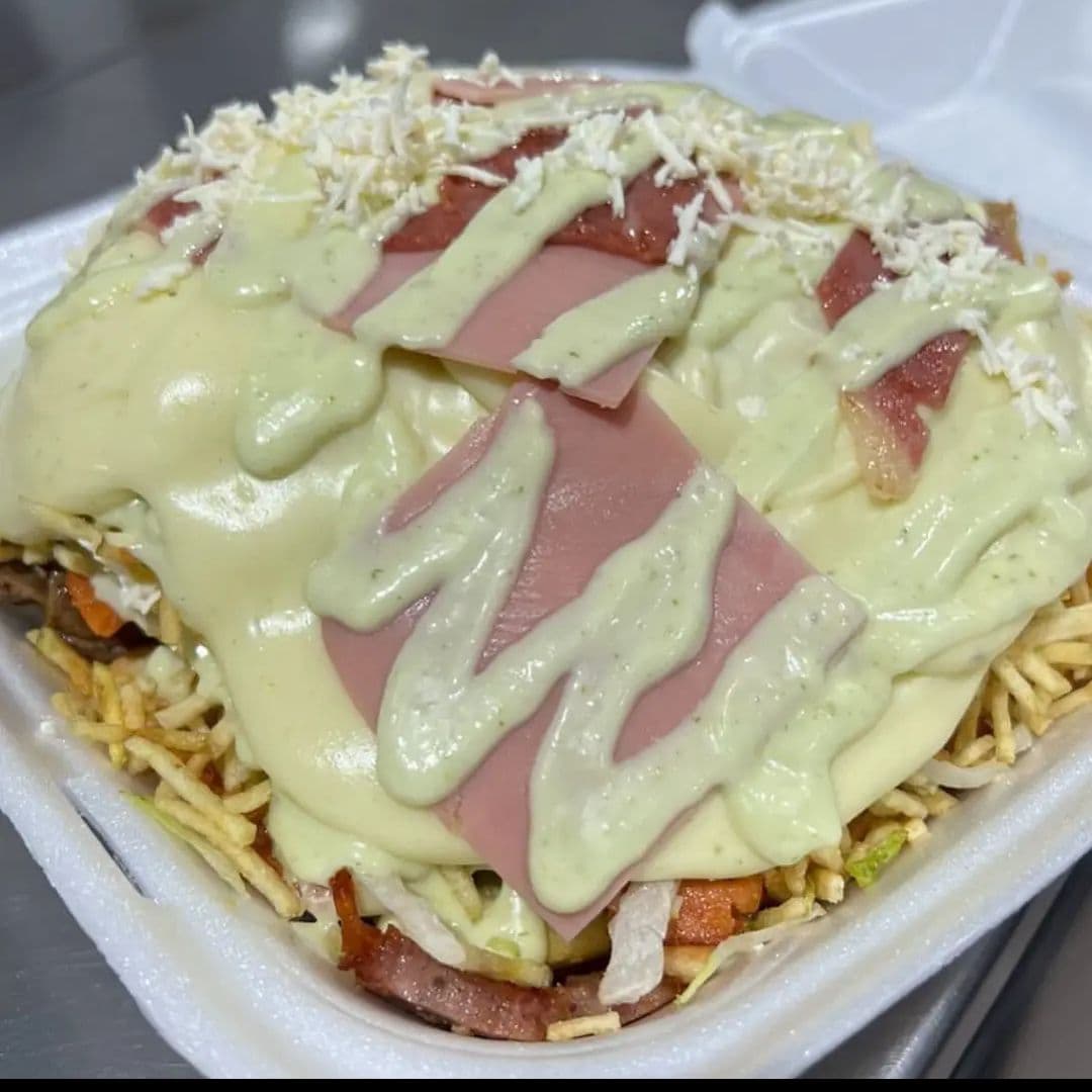 Salchipapa Gratinada + Jamón + 1 Perro Gemelo