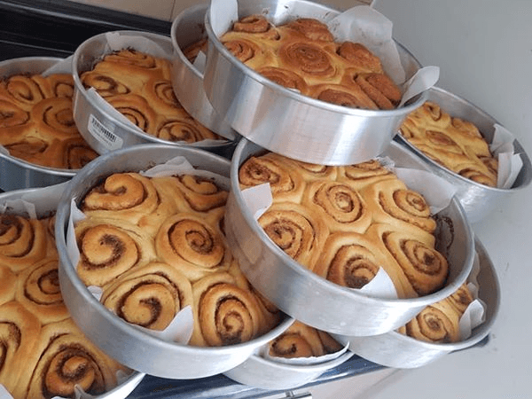 Charola 8 Roles de Canela con Topping de Café