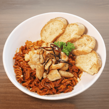 Pasta con pollo en salsa guajillo