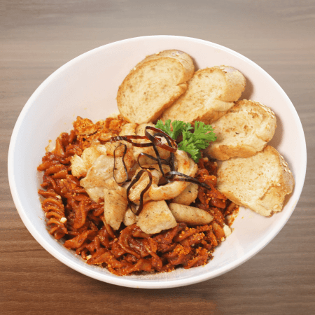 Pasta con pollo en salsa guajillo