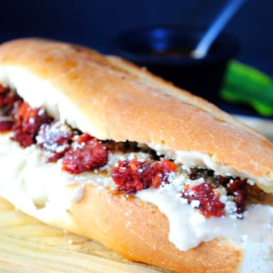Lonche de frijoles con chorizo