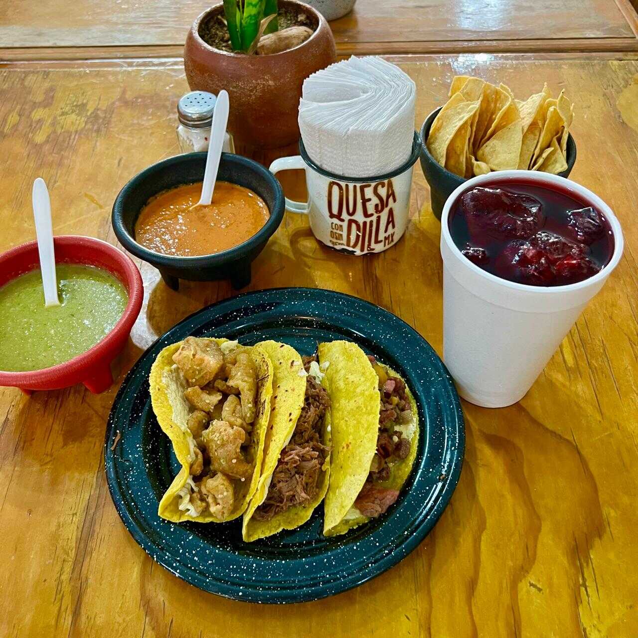 3 Quesadillas mas Bebida