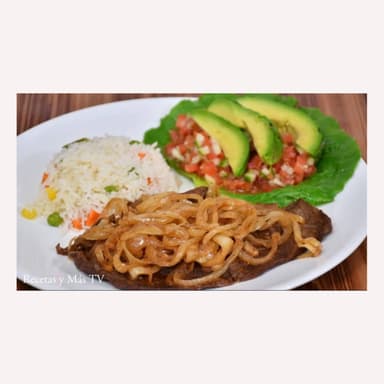 Comida-Bistec encebollado