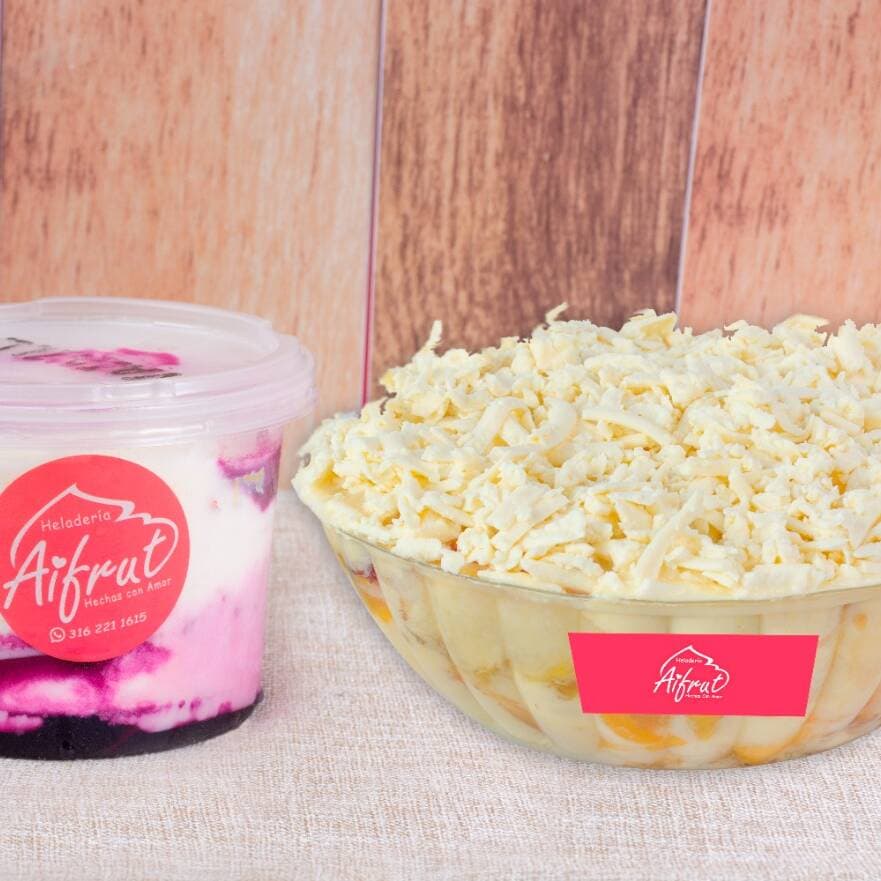 Ensalada de frutas grande con tarro de helado