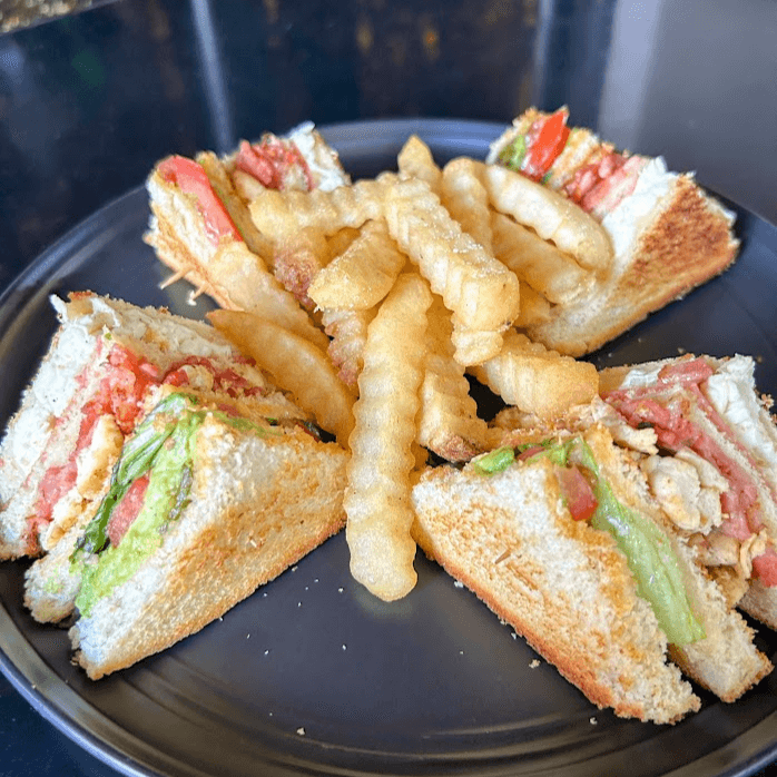 Club Sandwich con Papas