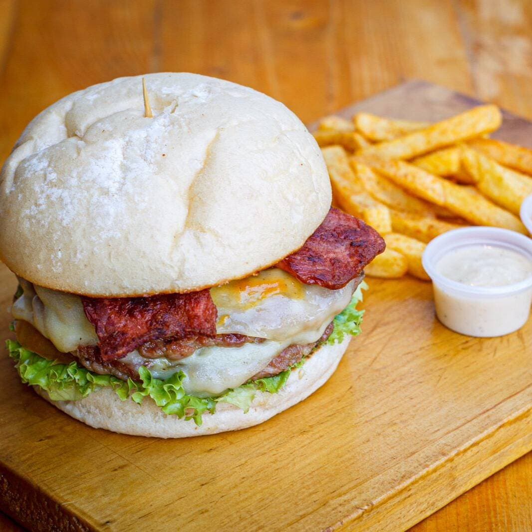 Hamburguesa De La Casa + Porcion de Papas
