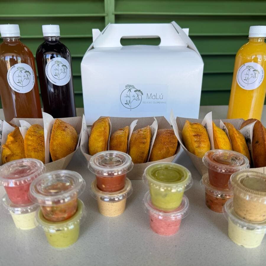 12 empanadas y 3 bebidas