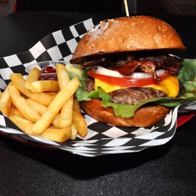 Hamburguesa Clásica con Papas y Agua de Té