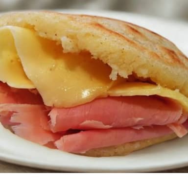 Arepa de Jamón y Queso
