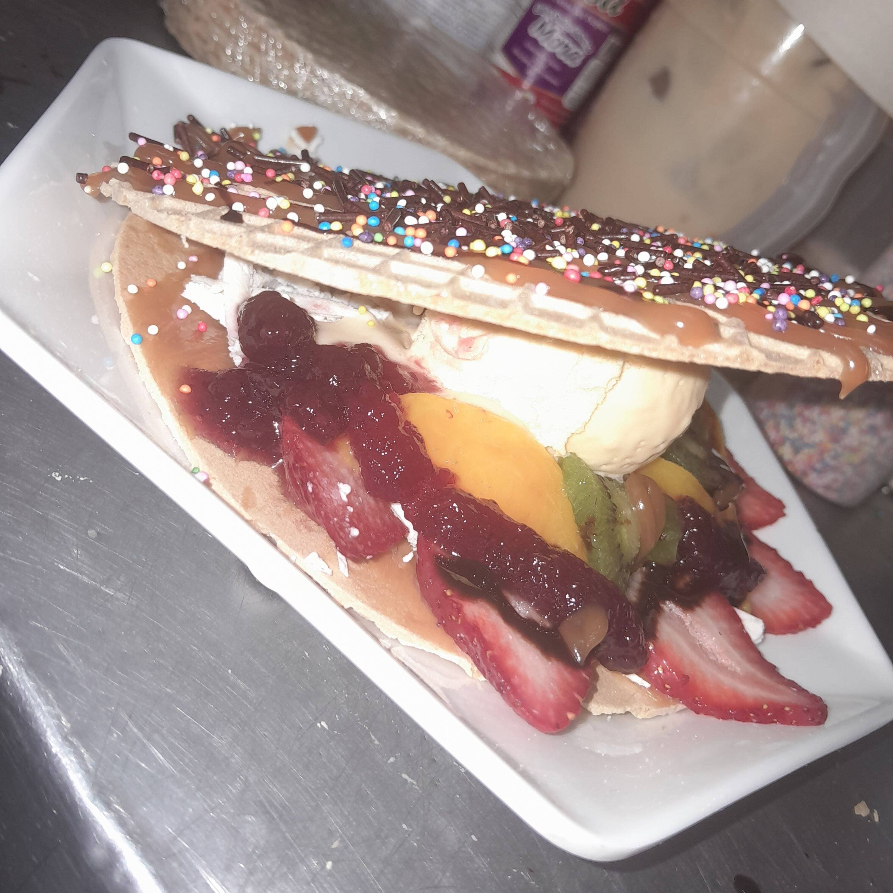 Oblea Arequipe, Queso, Crema, Fresa y Salsa Helado