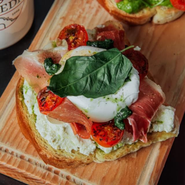 TOAST DE HUEVO, REQUESON Y JAMON SERRANO