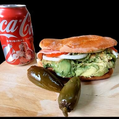 Lonche Aguacatoso y Refresco