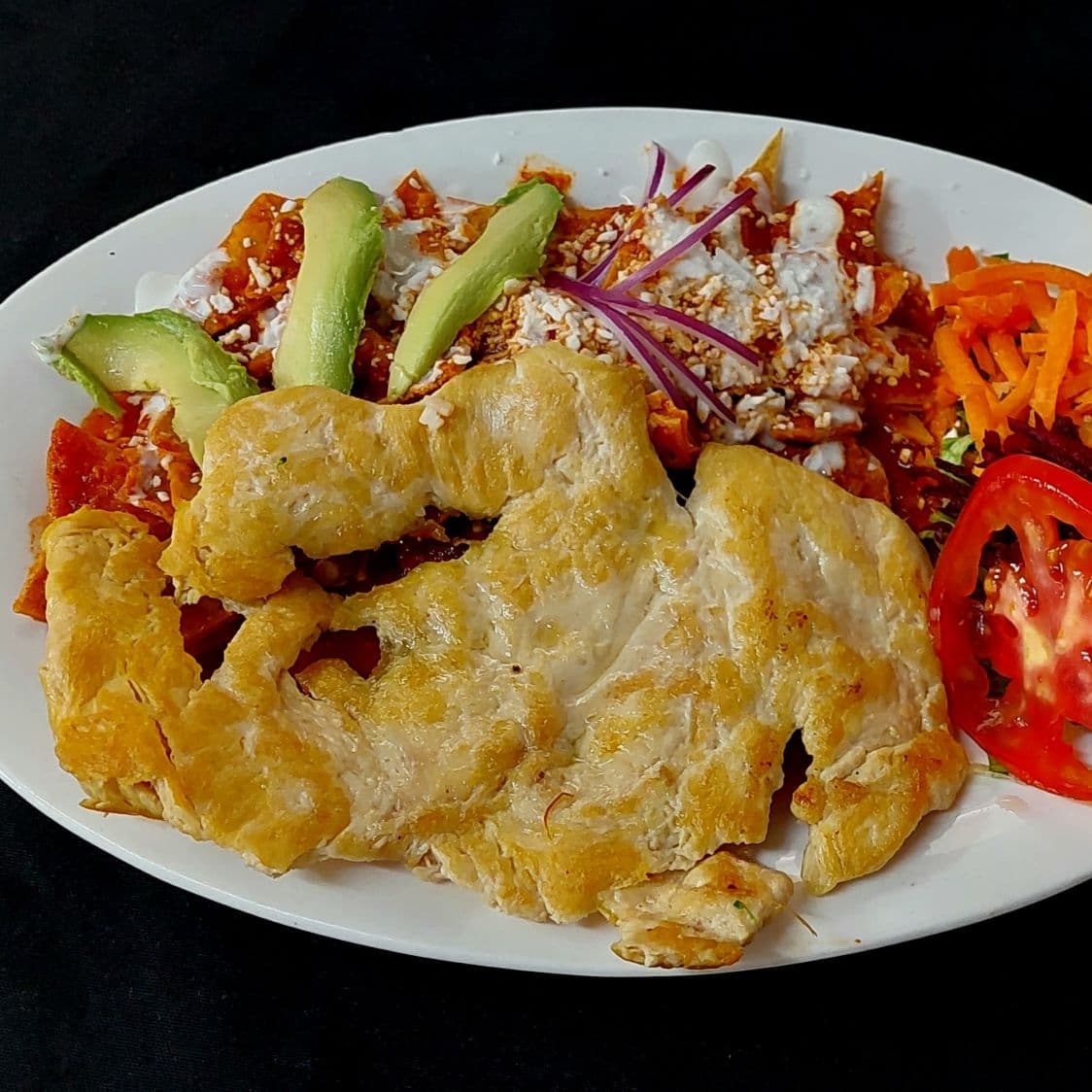 Pechuga Asada con Chilaquiles