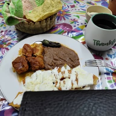 Chilaquiles con guiso
