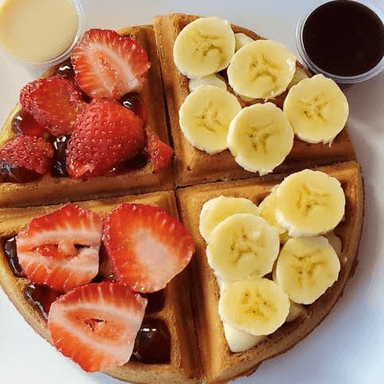 waffle con guineo y fresa