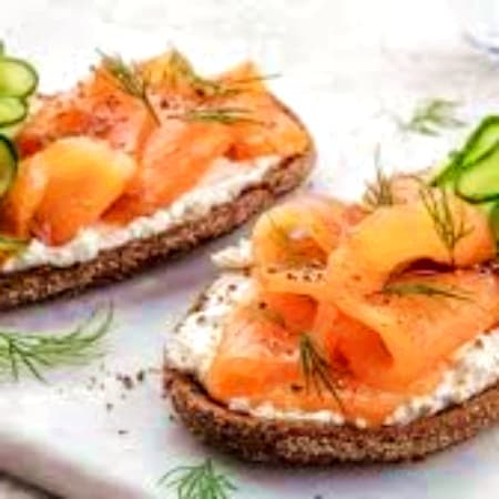 TOSTADA DE SALMÓN AHUMADO