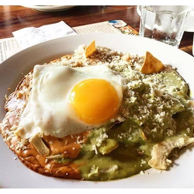 chilaquiles rojos con bistec , huevo y pollo