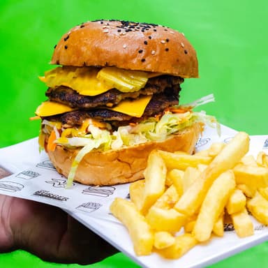 Hamburguesa Pepinillos + Papas + Agua del Día