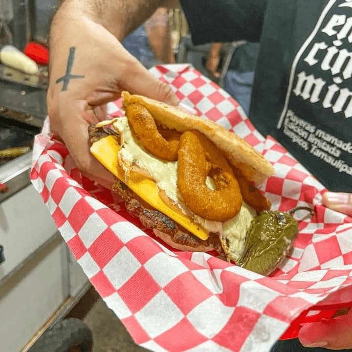 Hamburguesa Con Aros De Cebolla