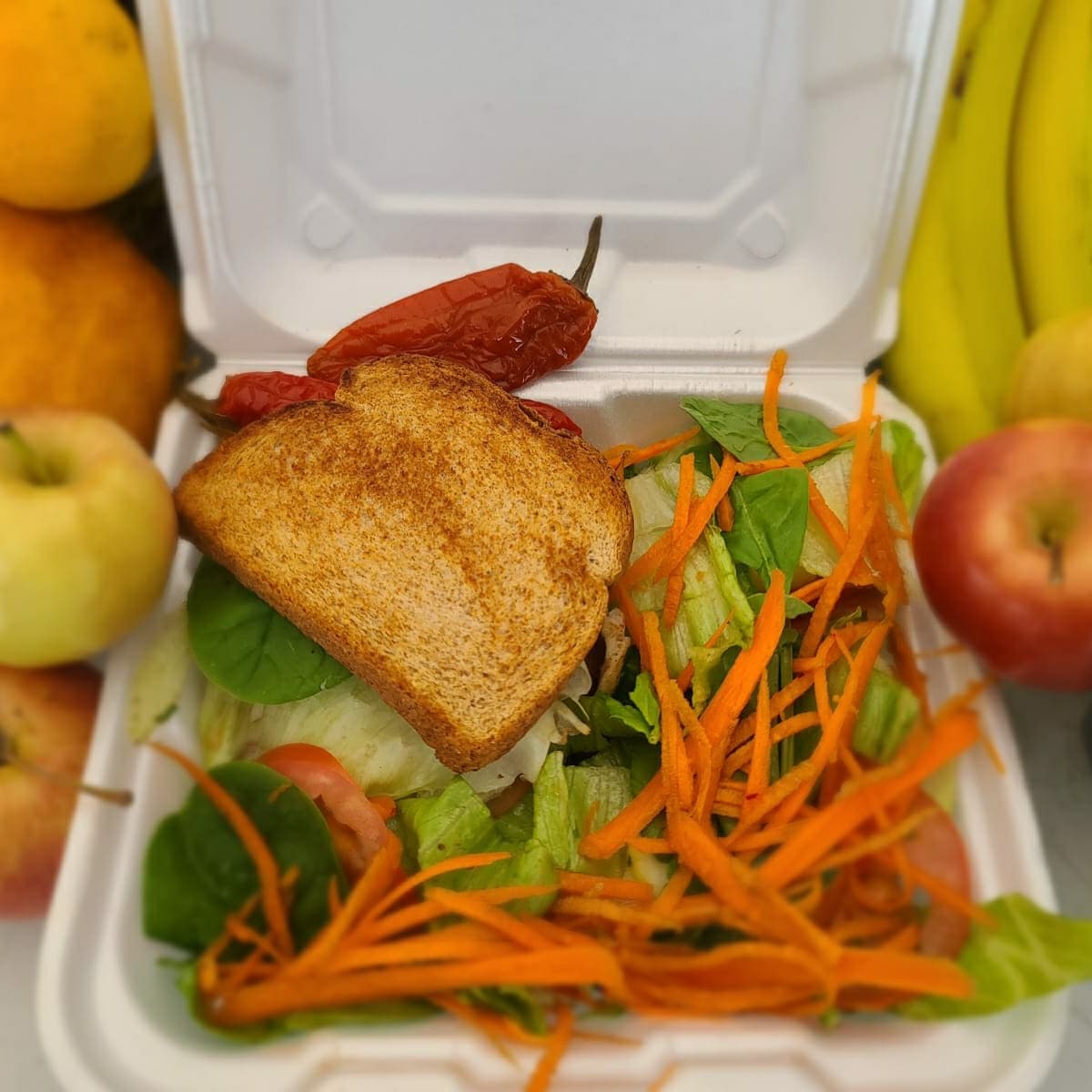 Sandwich de Pechuga mas Ensalada verde