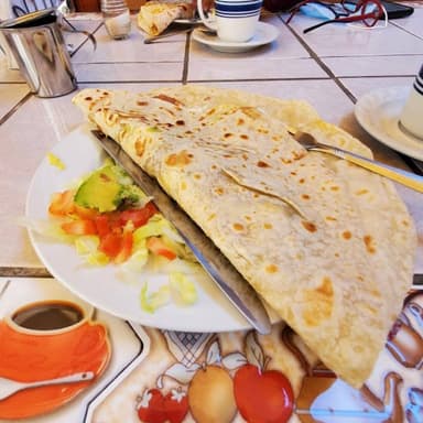 MEGA-tortilla de harina con Deshebrada guisada