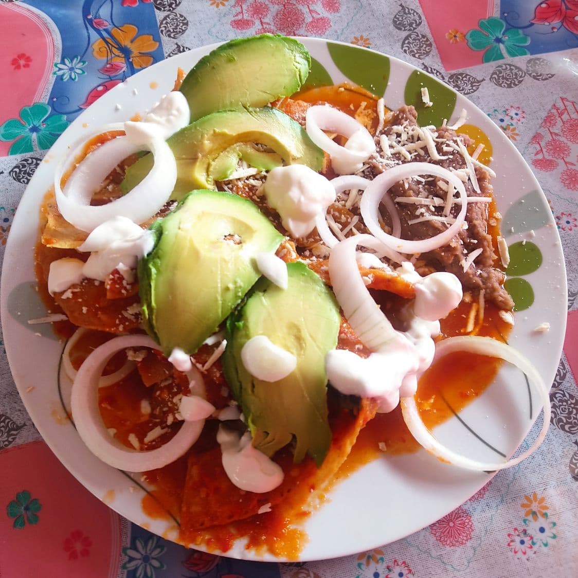 chilaquiles con pollo + vaso de agua del día