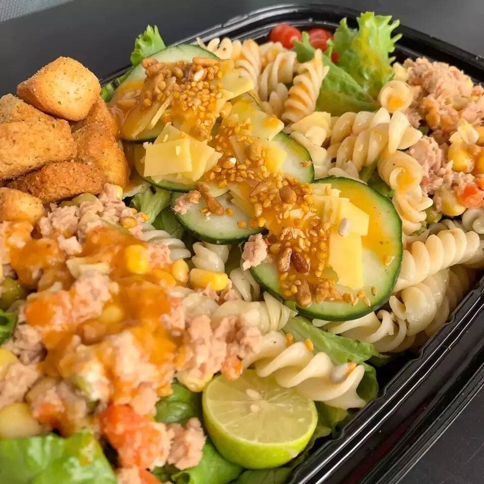 Ensalada de pasta con atún primavera