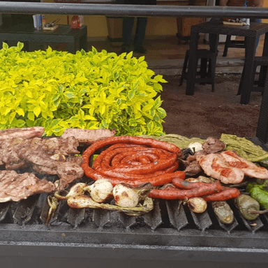 Gratis 04 refrescos + Parrillada Mixta Mediana