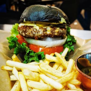Hamburguesa de Res, Chorizo y Cheddar