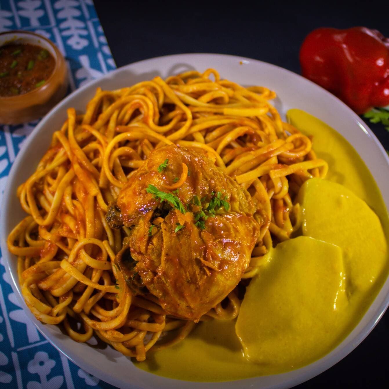 Tallarín Rojo con Pollo y Papa a la Huancaína