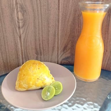 Empanada de Carne con Jugo de Piña