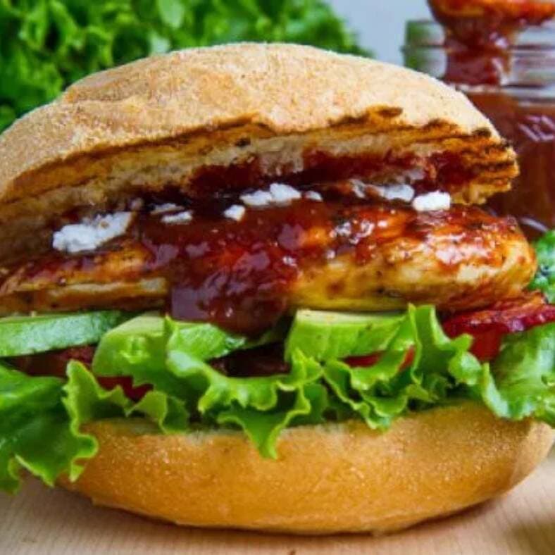Sándwich de Pollo a la BBQ